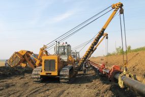 Construction machinery laying pipe